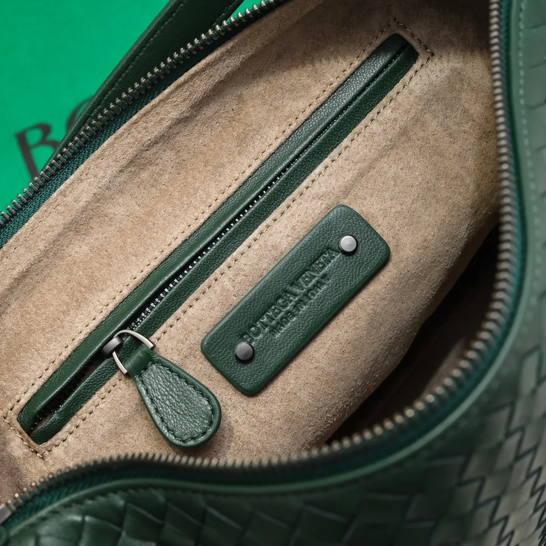 Batch 1260 BV classic women's hand-held shoulder crossbody bag, made of imported sheepskin purely hand-woven, lined with pigskin, equipped with original matte hardware, with long shoulder straps that can be adjusted in length, impeccable workmanship, top-notch craftsmanship, focusing on high-end quality, the first choice for product identification, real-life pictures 👉🏻The color is great👍 Size: 28*18*14 Model: 9843